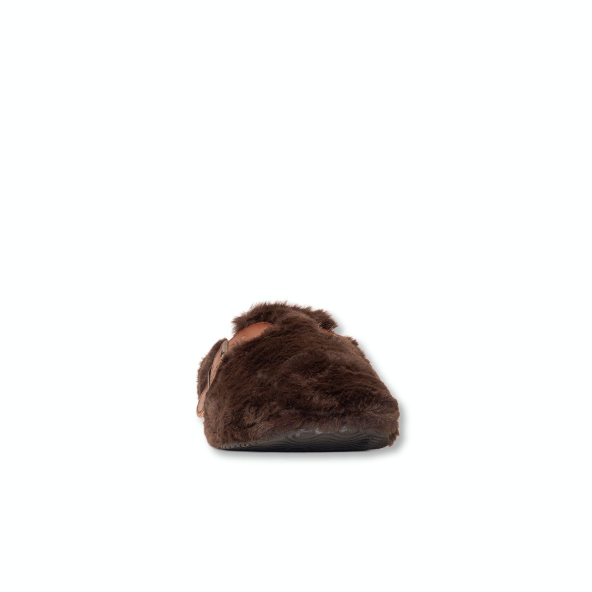 Zueco bio style pelo chocolate con tabs blancos, detalle de punta
